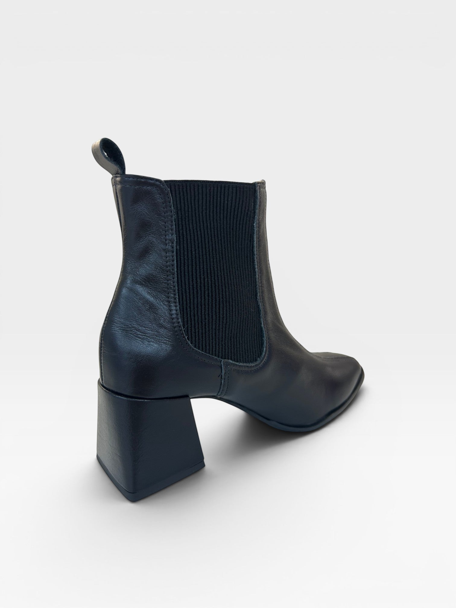 Bota Beyou Shoes Quebec preta em couro com salto bloco de 6 cm e detalhe lateral elástico