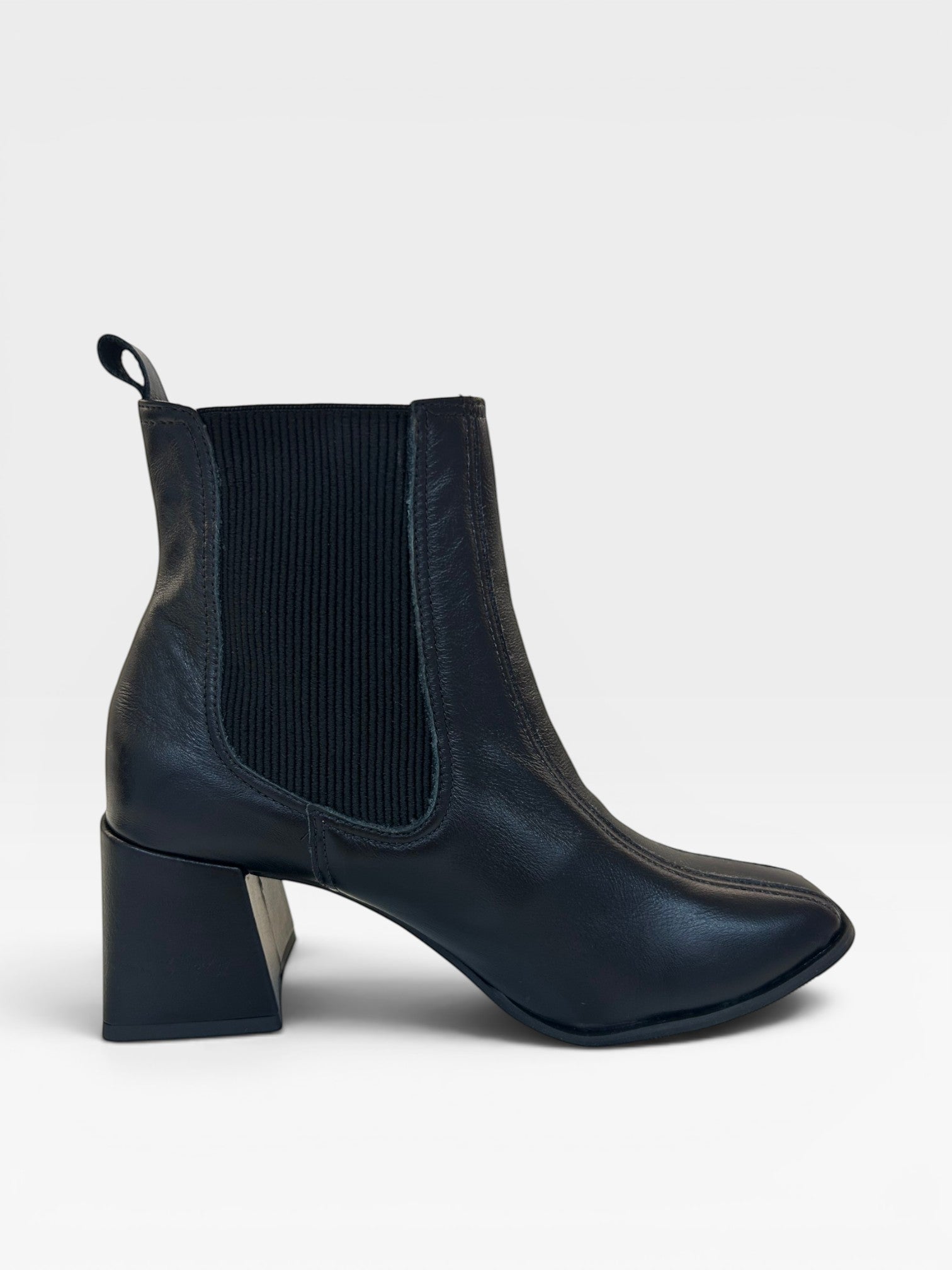 Bota Beyou Shoes Quebec preta em couro com elástico lateral e salto bloco de 6 cm