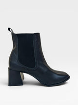 Bota Beyou Shoes Quebec preta em couro com elástico lateral e salto bloco de 6 cm