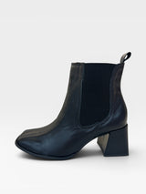 Bota Beyou Shoes Quebec preta em couro com salto bloco de 6 cm e detalhe lateral elástico em vista lateral