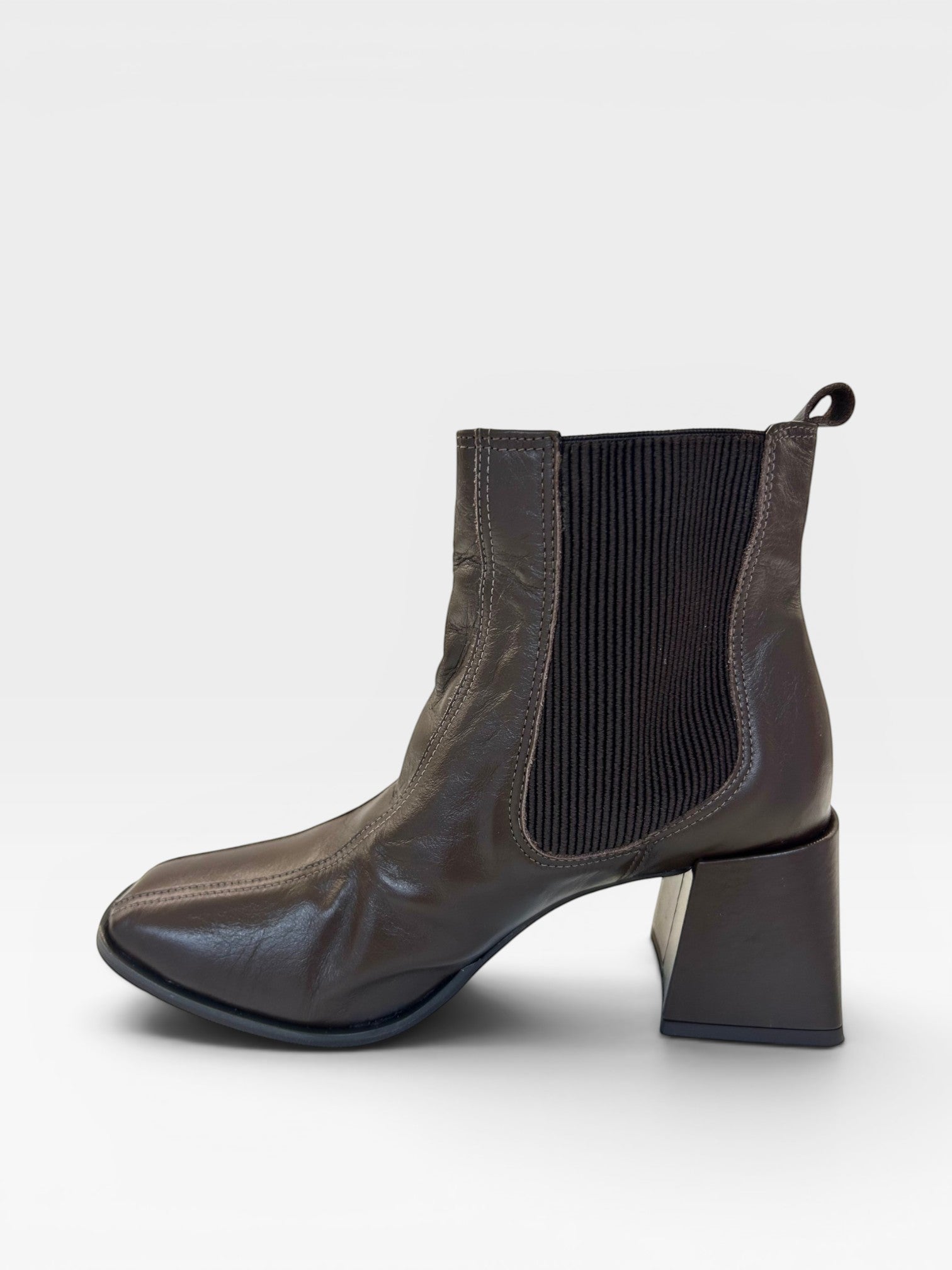 Bota Beyou Shoes Quebec marrom em couro com salto bloco de 6 cm e detalhe lateral elástico