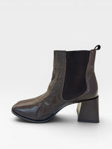 Bota Beyou Shoes Quebec marrom em couro com salto bloco de 6 cm e detalhe lateral elástico