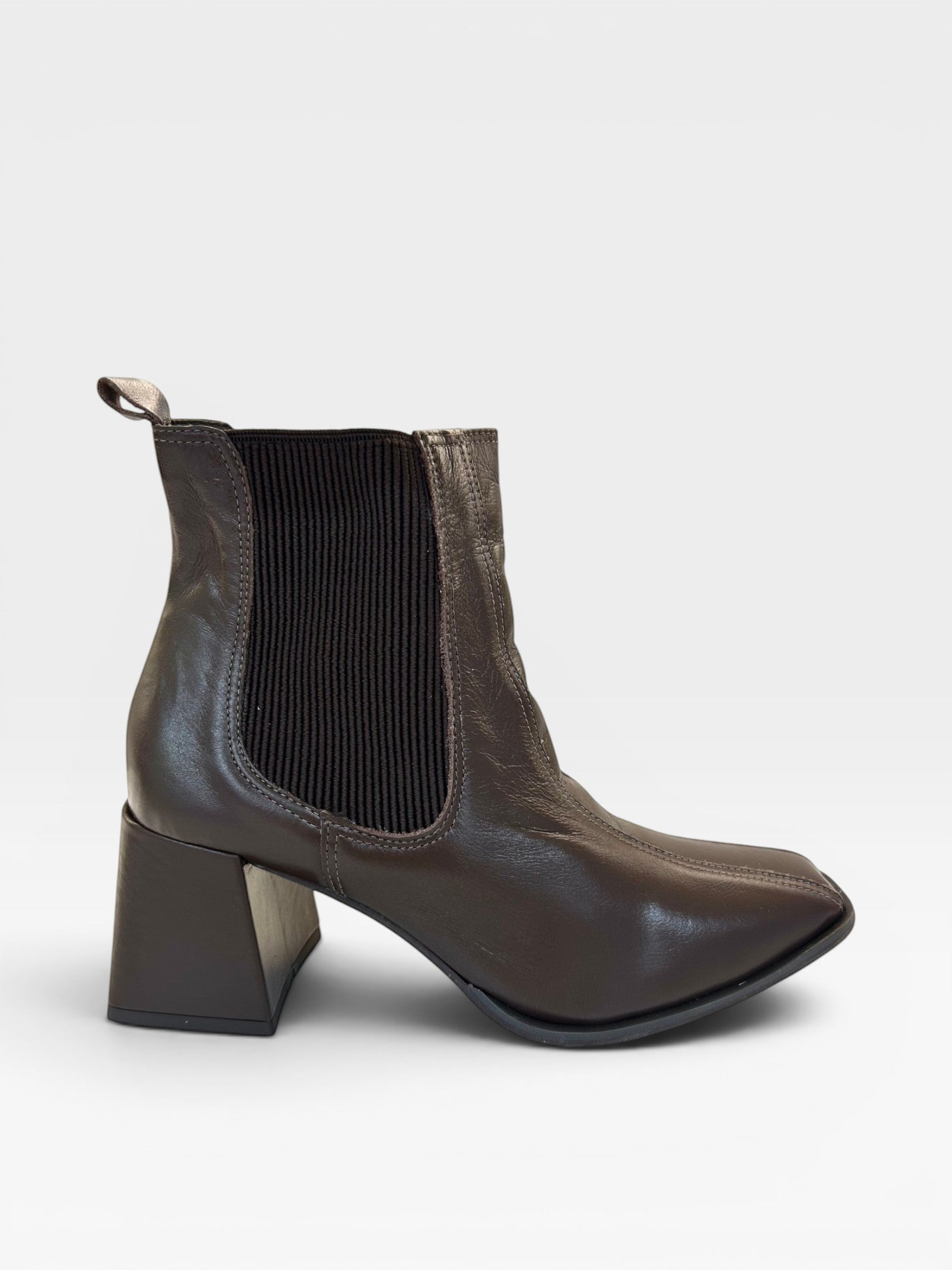 Bota Beyou Shoes Quebec marrom em couro com salto bloco de 6 cm e detalhe lateral elástico