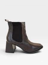 Bota Beyou Shoes Quebec marrom em couro com salto bloco de 6 cm e detalhe lateral elástico