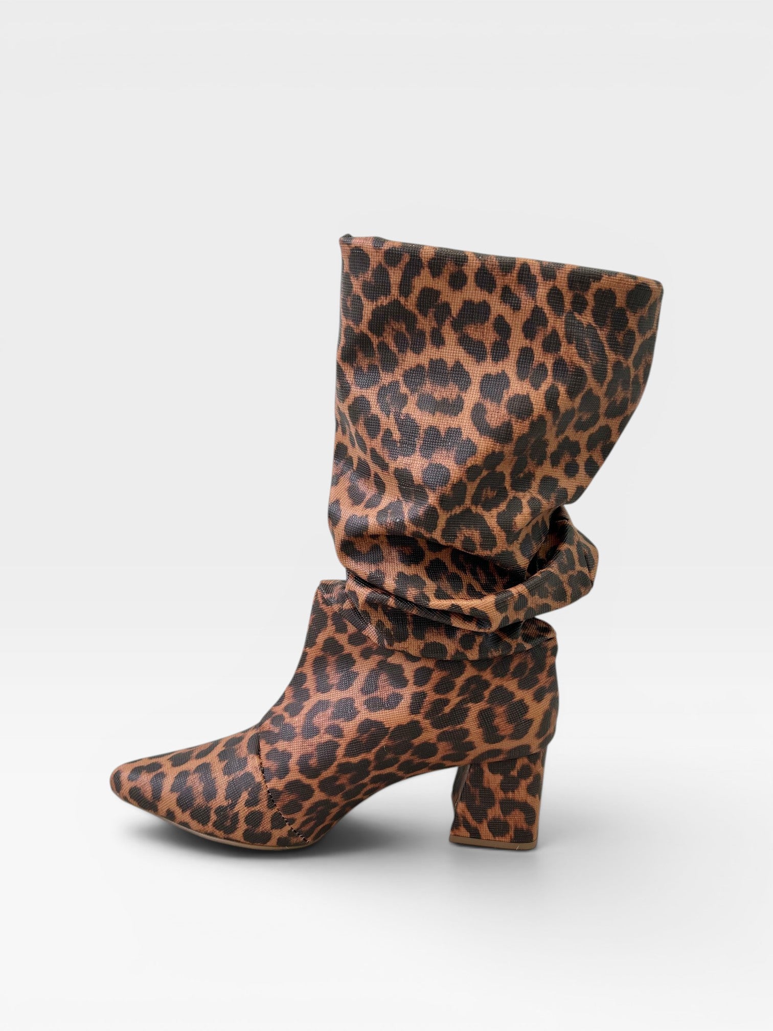 Bota Beyou Shoes Siena slouch animal print de onça em napa com salto bloco de 7 cm e bico fino
