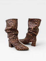 Bota Beyou Shoes Siena slouch em napa animal print de onça com salto bloco de 7 cm e bico fino