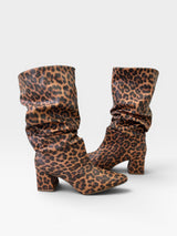 Bota Beyou Shoes Siena slouch em napa com estampa animal print de onça e salto bloco de 7 cm