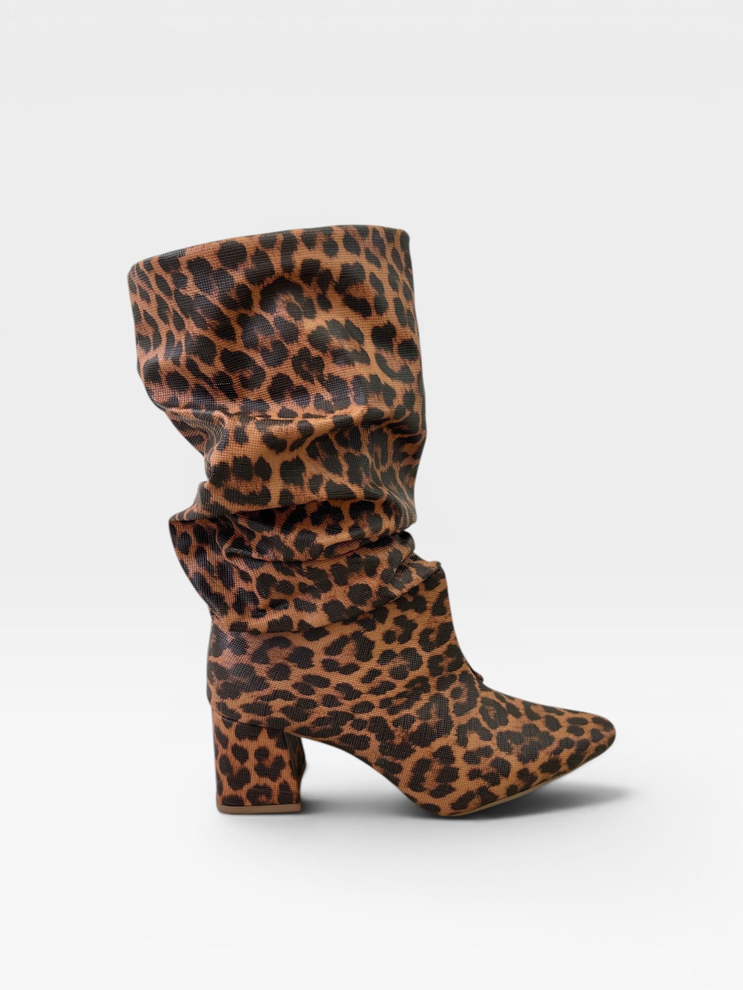Bota Beyou Shoes modelo Siena slouch em napa animal print de onça com salto bloco de 7 cm