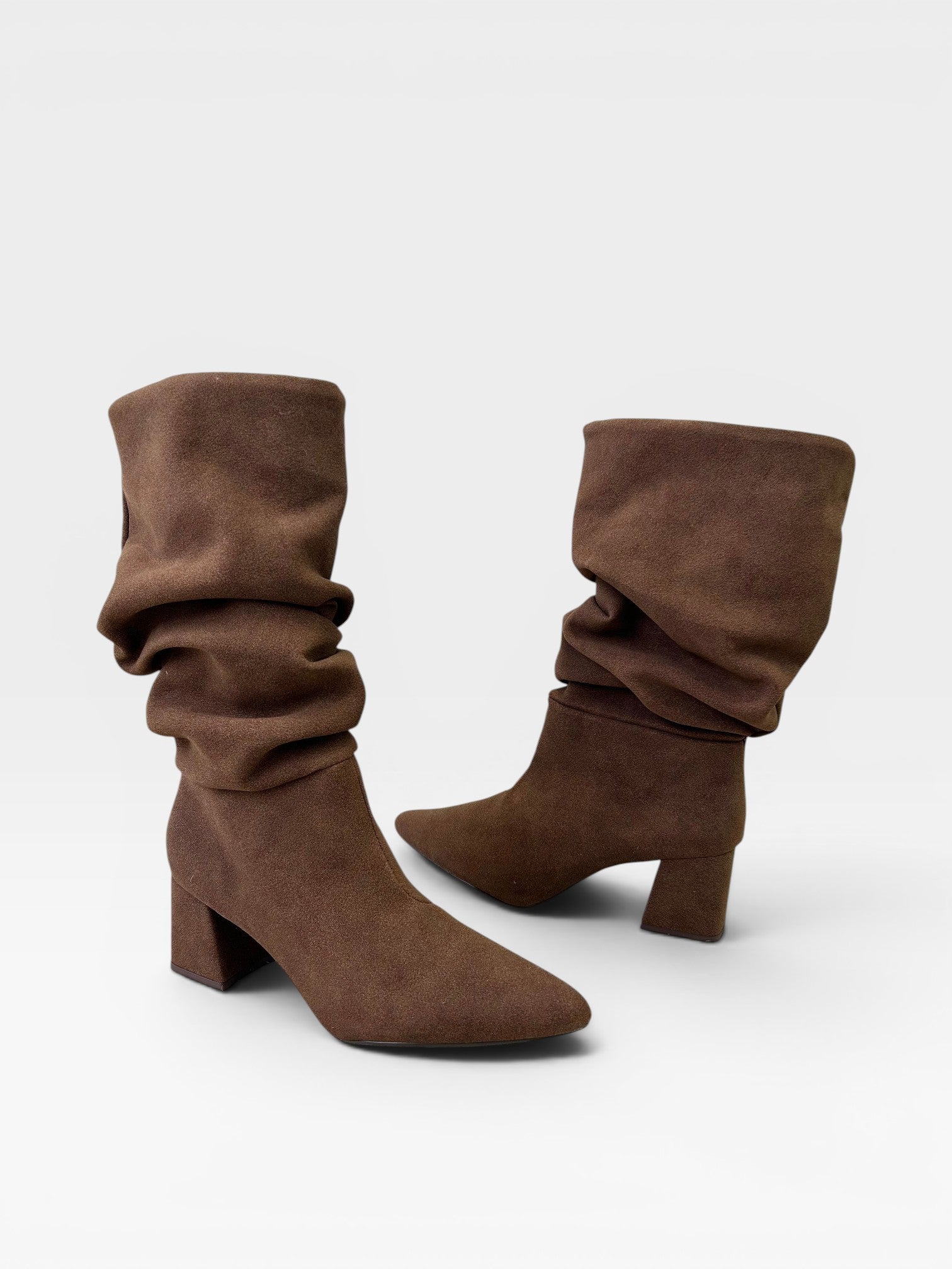 Bota Beyou Shoes Siena marrom em camurça sintética com design slouch e salto bloco de 7 cm