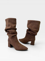 Bota Beyou Shoes Siena marrom em camurça sintética com design slouch e salto bloco de 7 cm