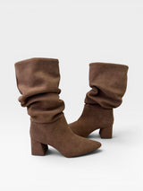 Bota Beyou Shoes Siena marrom em camurça sintético com design slouch e salto bloco de 7 cm