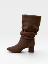 Bota Beyou Shoes Siena marrom em camurça sintética com design slouch e salto bloco de 7 cm