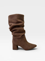 Bota Beyou Shoes Siena marrom em camurça sintética com design slouch e salto bloco de 7 cm