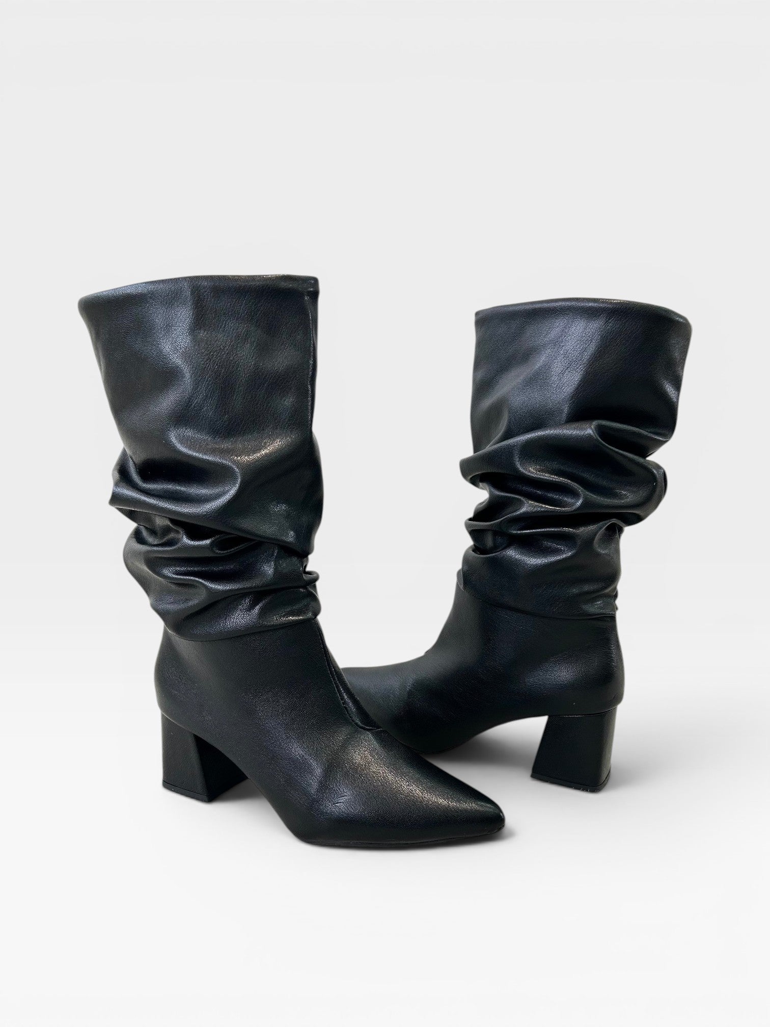 Bota Beyou Shoes Siena preta em napa com cano slouchy, bico fino e salto bloco de 7 cm