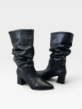 Bota Beyou Shoes Siena preta em napa com cano slouchy, bico fino e salto bloco de 7 cm
