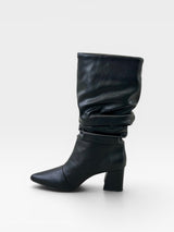 Bota Beyou Shoes Siena preta em napa com cano slouchy e salto bloco de 7 cm