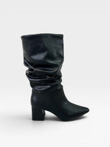 Bota Beyou Shoes Siena preta em napa com cano slouchy, bico fino e salto bloco de 7 cm