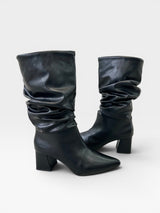Bota Beyou Shoes Siena preta em napa com design slouch e salto bloco de 7 cm