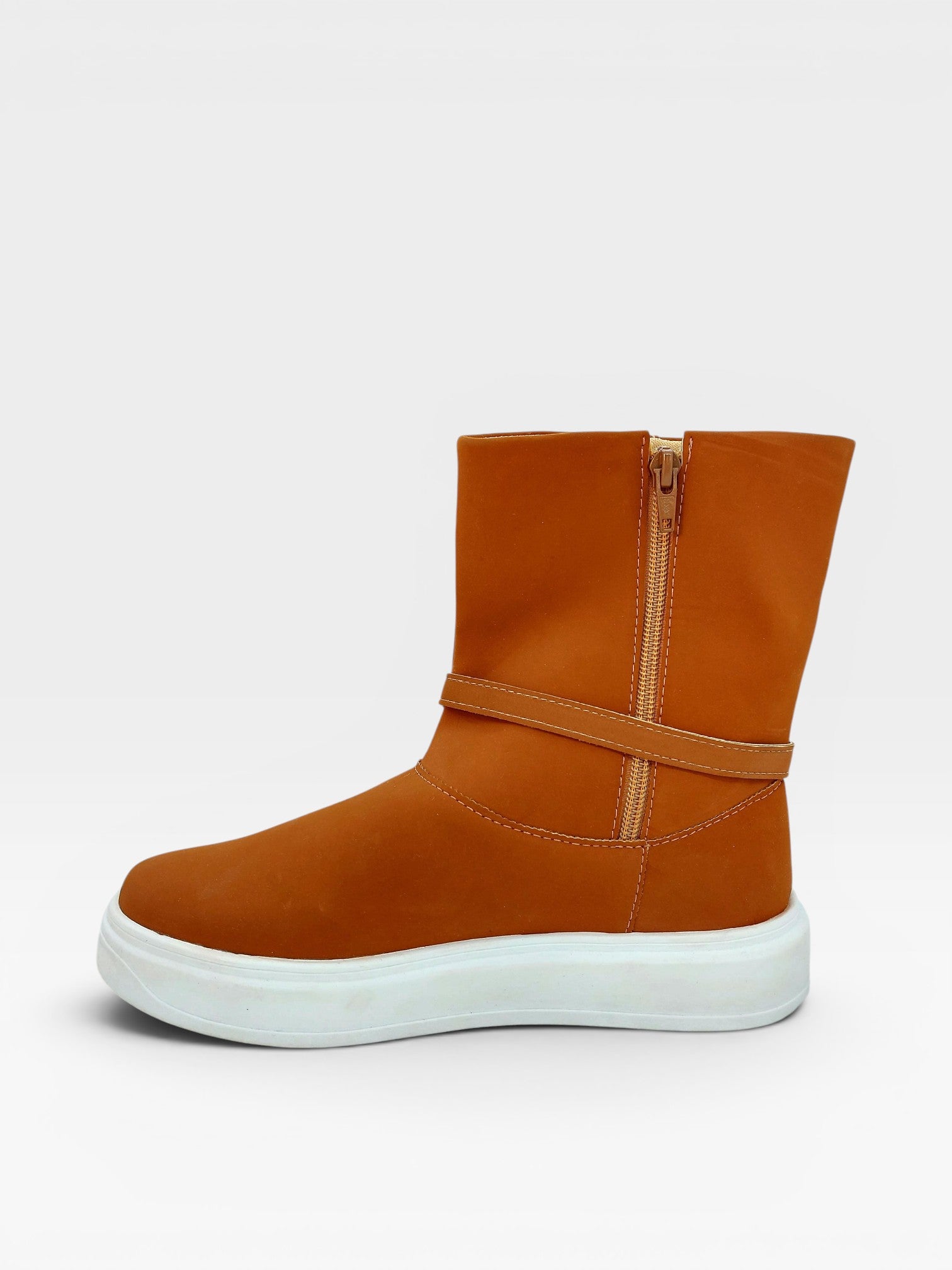 Bota Beyou Shoes Sweden na cor âmbar em camurça sintético com solado flat branco e detalhe de zíper lateral