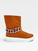 Bota Beyou Shoes Sweden na cor âmbar em camurça sintético com detalhe de corrente prateada e solado flat branco