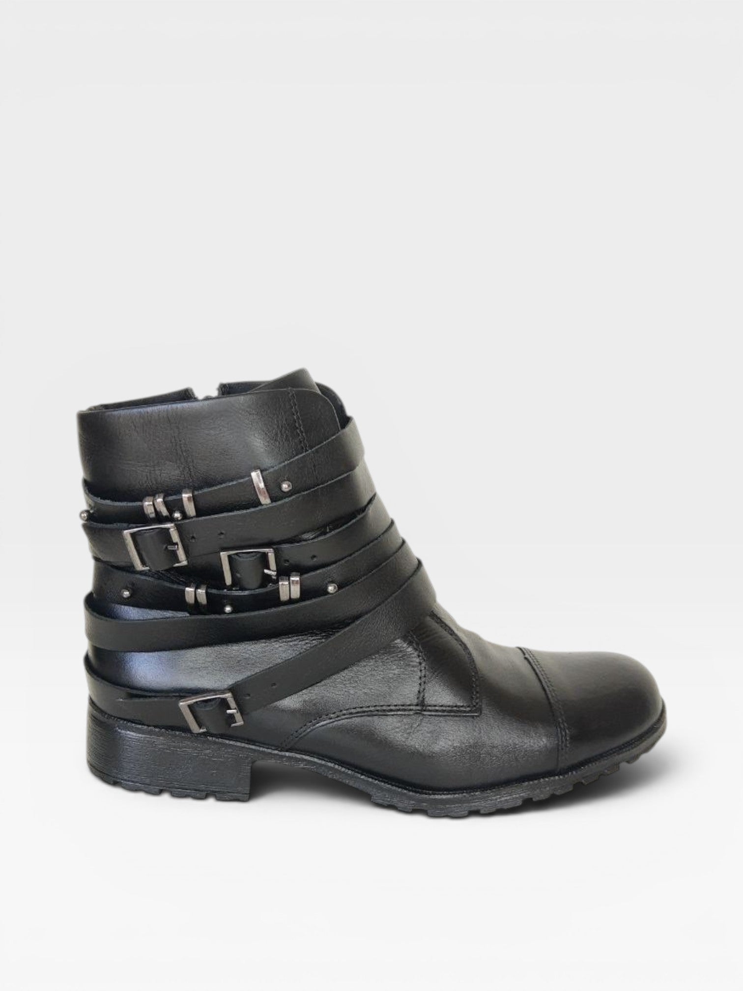 Bota Texas Beyou Shoes preta em couro com tiras e fivelas laterais estilo country