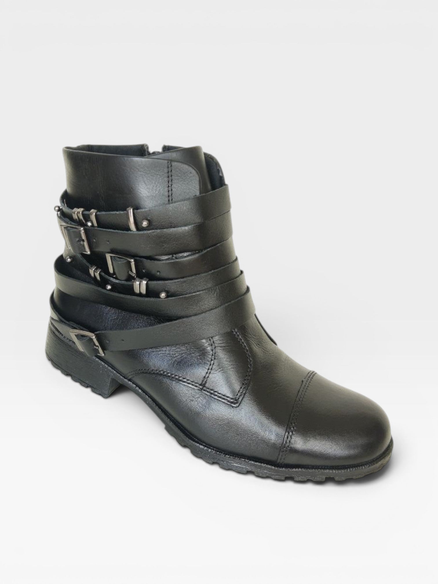 Bota Beyou Shoes Texas preta em couro com tiras e fivelas laterais, estilo country moderno sem salto.