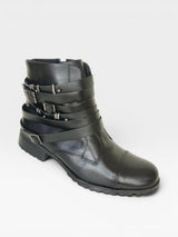 Bota Beyou Shoes Texas preta em couro com tiras e fivelas laterais, estilo country moderno sem salto.