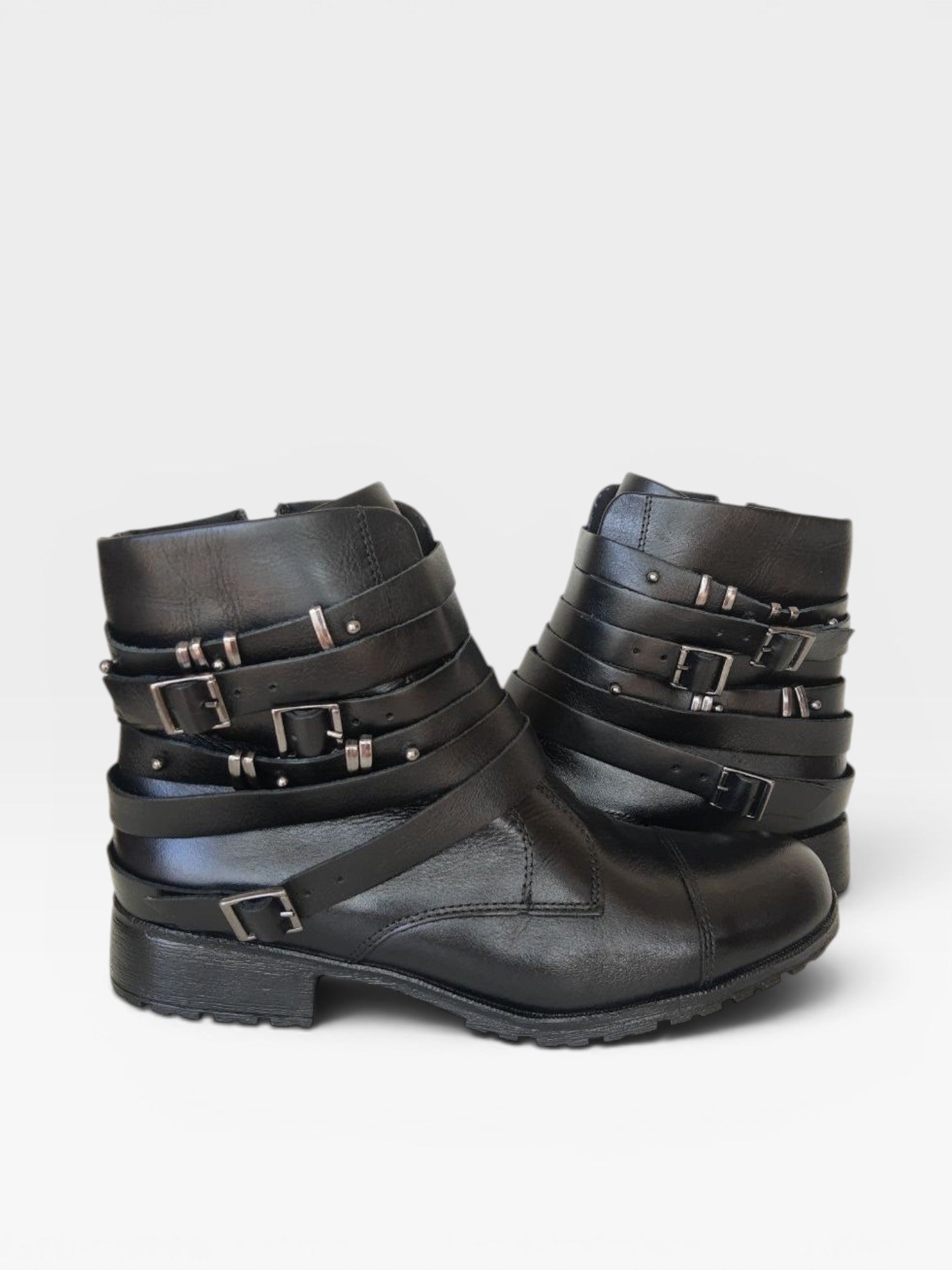 Bota Texas Beyou Shoes preta em couro com tiras e fivelas laterais, estilo country moderno sem salto.