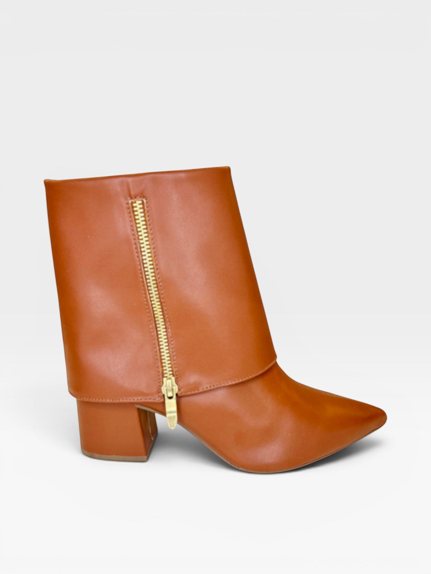 Bota Beyou Shoes Toronto caramelo em napa com salto baixo de 6 cm e zíper lateral dourado