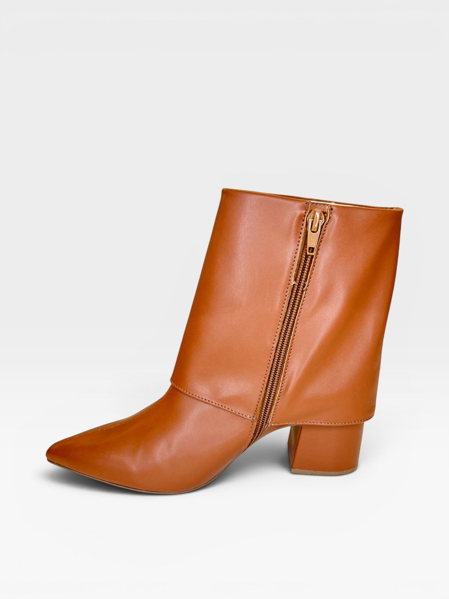 Bota Beyou Shoes Toronto caramelo em napa com salto bloco de 6 cm e zíper lateral, design urbano e minimalista