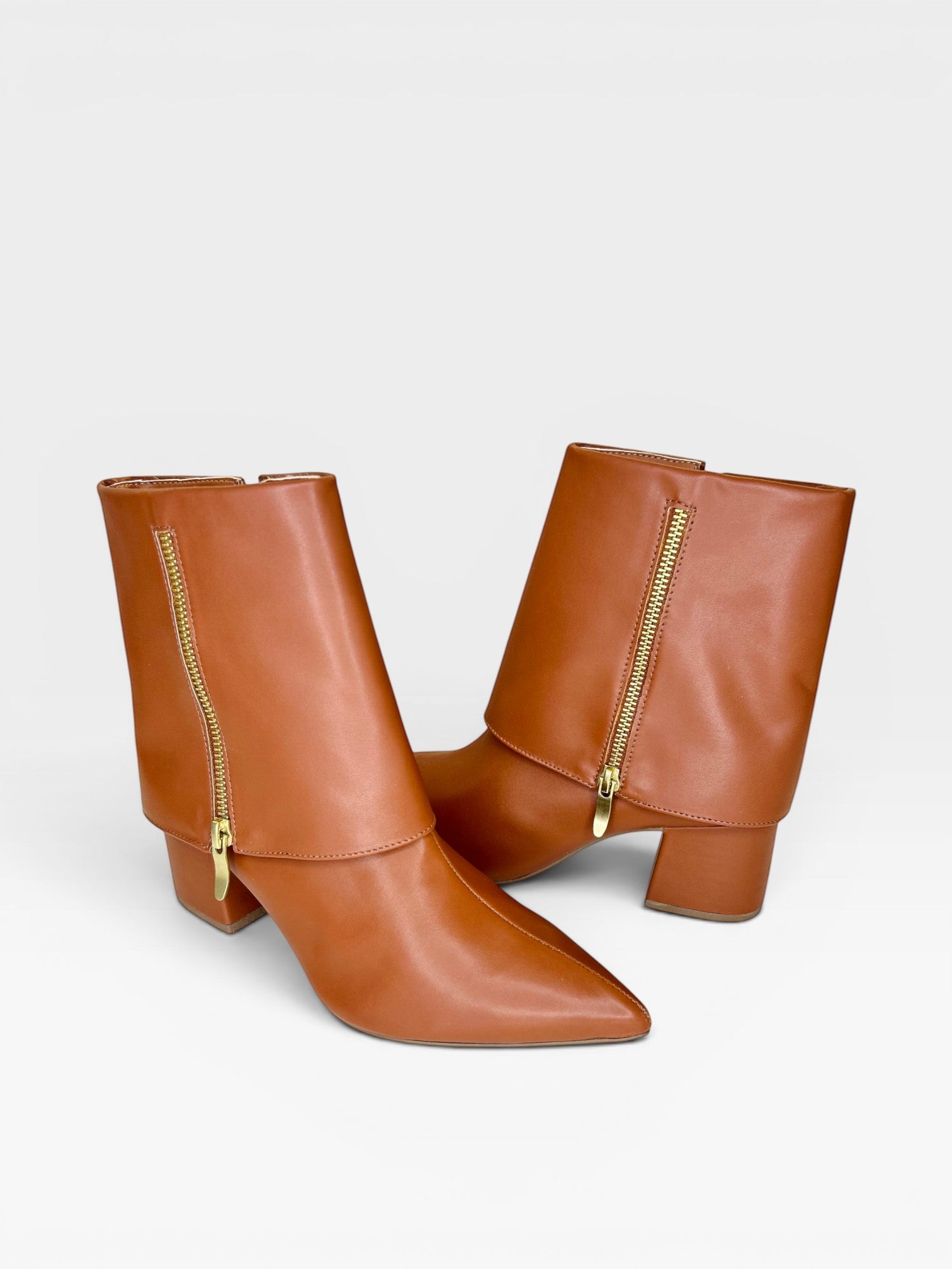 Bota Beyou Shoes Toronto caramelo em napa com salto bloco de 6 cm e detalhe de zíper lateral dourado