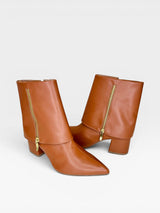 Bota Beyou Shoes Toronto caramelo em napa com salto bloco de 6 cm e detalhe de zíper lateral dourado
