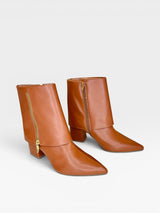 Bota Beyou Shoes Toronto caramelo em napa com salto baixo de 6 cm, bico fino e zíper lateral moderno
