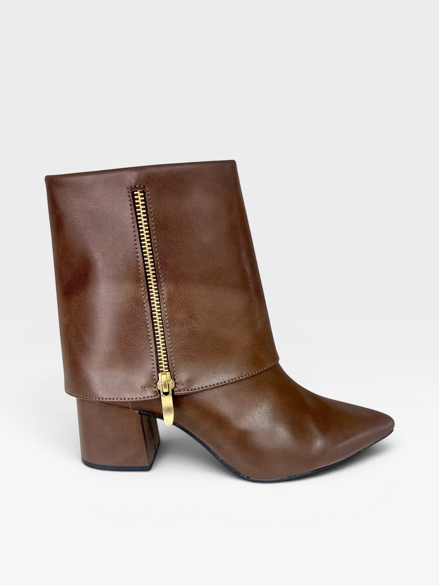 Bota Beyou Shoes Toronto marrom em courino com salto bloco de 6 cm e detalhe de zíper lateral dourado