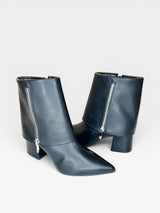 Bota Beyou Shoes Toronto preta em napa com salto bloco de 6 cm, bico fino e detalhe de zíper lateral moderno.