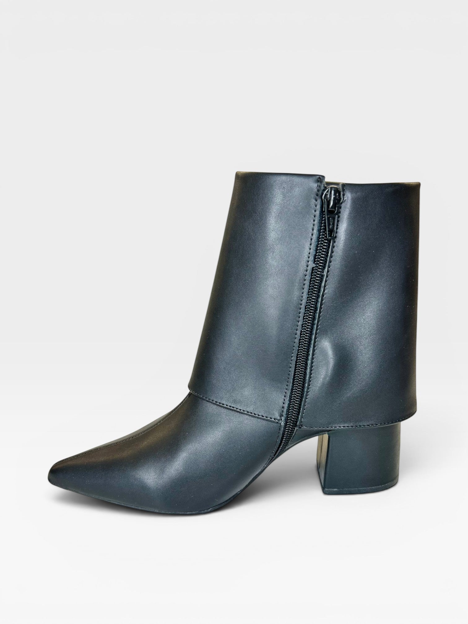 Bota Beyou Shoes Toronto preta em napa com salto bloco de 6 cm e zíper lateral, design urbano minimalista.
