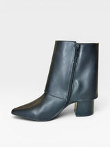 Bota Beyou Shoes Toronto preta em napa com salto bloco de 6 cm e zíper lateral, design urbano minimalista.