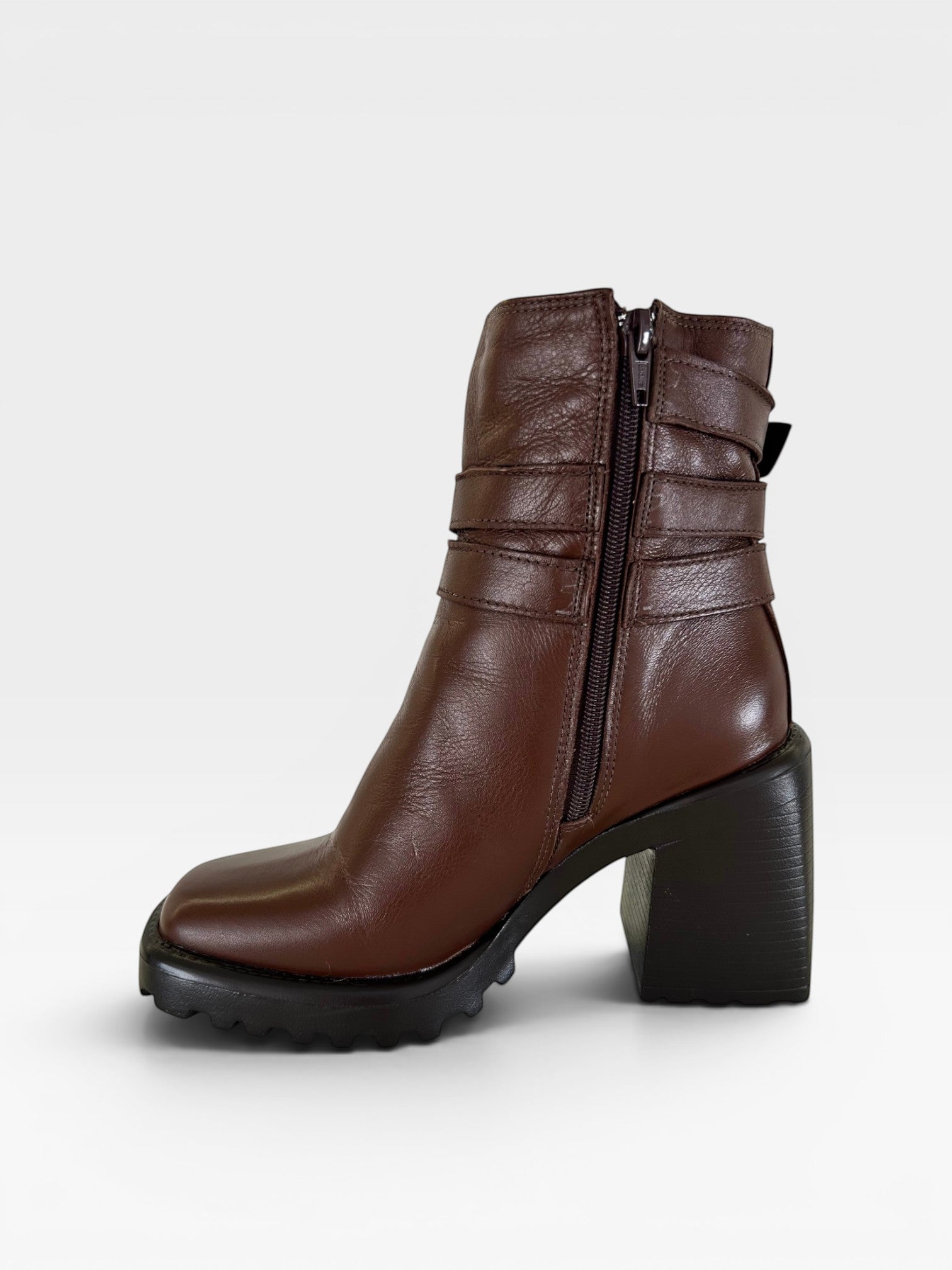 Bota Beyou Shoes Trento marrom em couro com salto bloco de 9,5 cm, zíper lateral e tiras decorativas no tornozelo.
