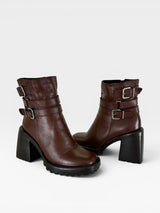 Bota Beyou Shoes Trento em couro marrom com salto bloco de 9,5 cm, solado tratorado e tiras com fivelas laterais.