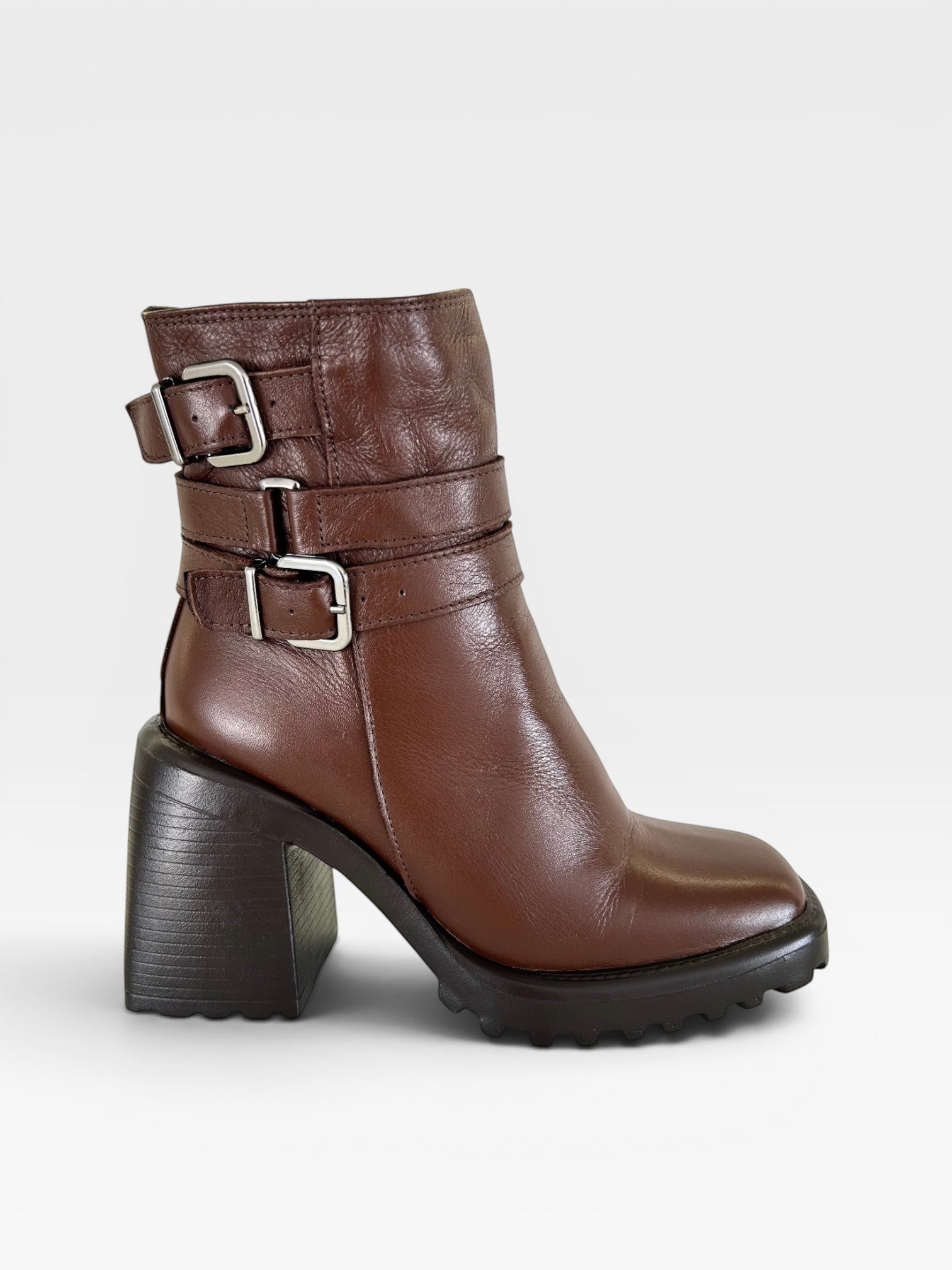 Bota Beyou Shoes Trento em couro marrom com fivelas laterais, salto bloco alto e solado tratorado