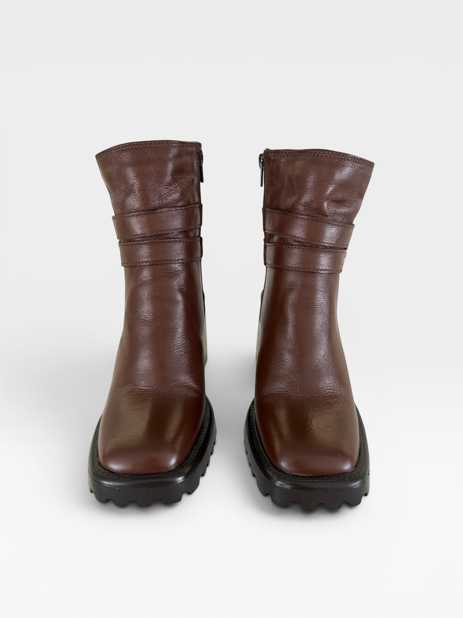 Bota Beyou Shoes Trento em couro marrom com cano médio, bico quadrado e solado tratorado robusto