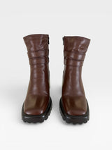 Bota Beyou Shoes Trento em couro marrom com cano médio, bico quadrado e solado tratorado robusto