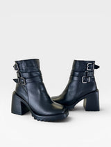 Bota Beyou Shoes Trento preta em couro com salto bloco de 10 cm e detalhes de fivelas laterais