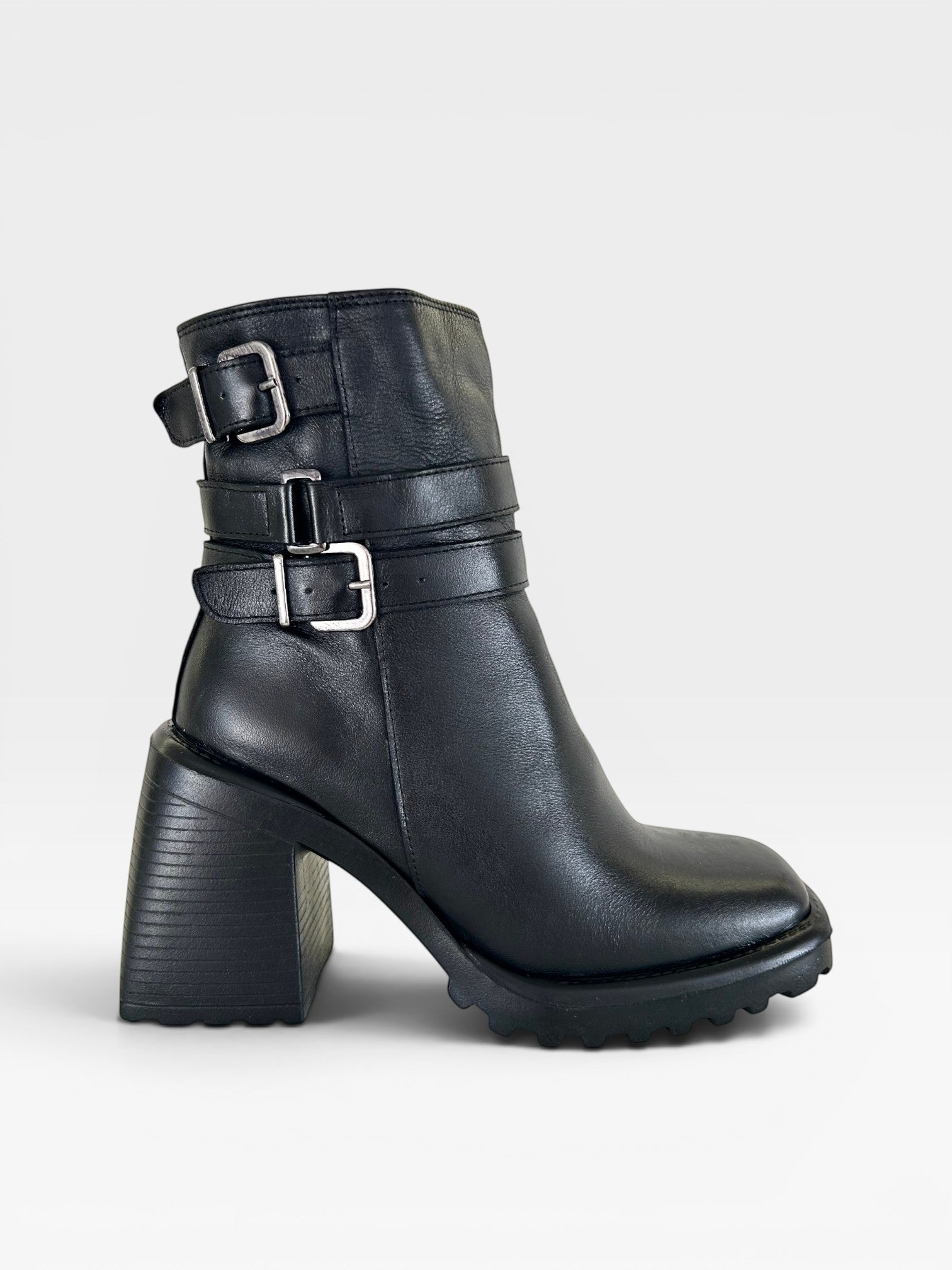 Bota Beyou Shoes Trento preta em couro com salto bloco de 10 cm e tiras com fivelas laterais