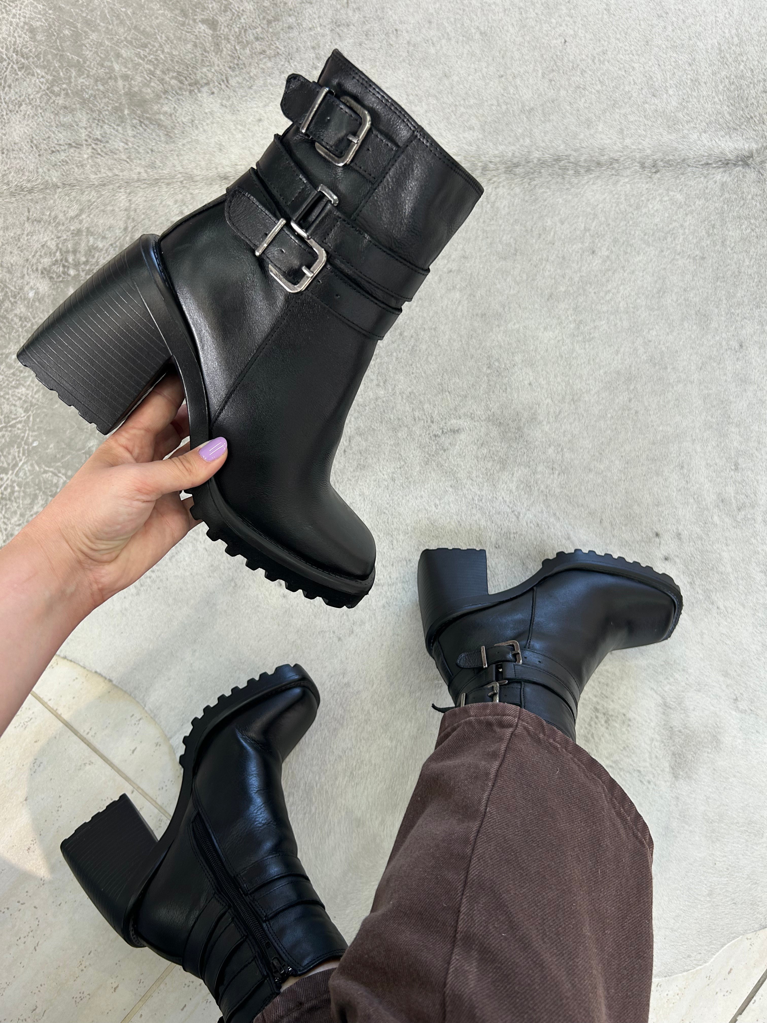 Bota Trento Beyou Shoes preta em couro com salto alto de 10 cm e detalhes de fivelas laterais