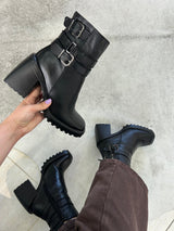 Bota Trento Beyou Shoes preta em couro com salto alto de 10 cm e detalhes de fivelas laterais