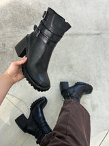 Bota Beyou Shoes Trento preta em couro com salto bloco de 10 cm e detalhes de fivelas laterais
