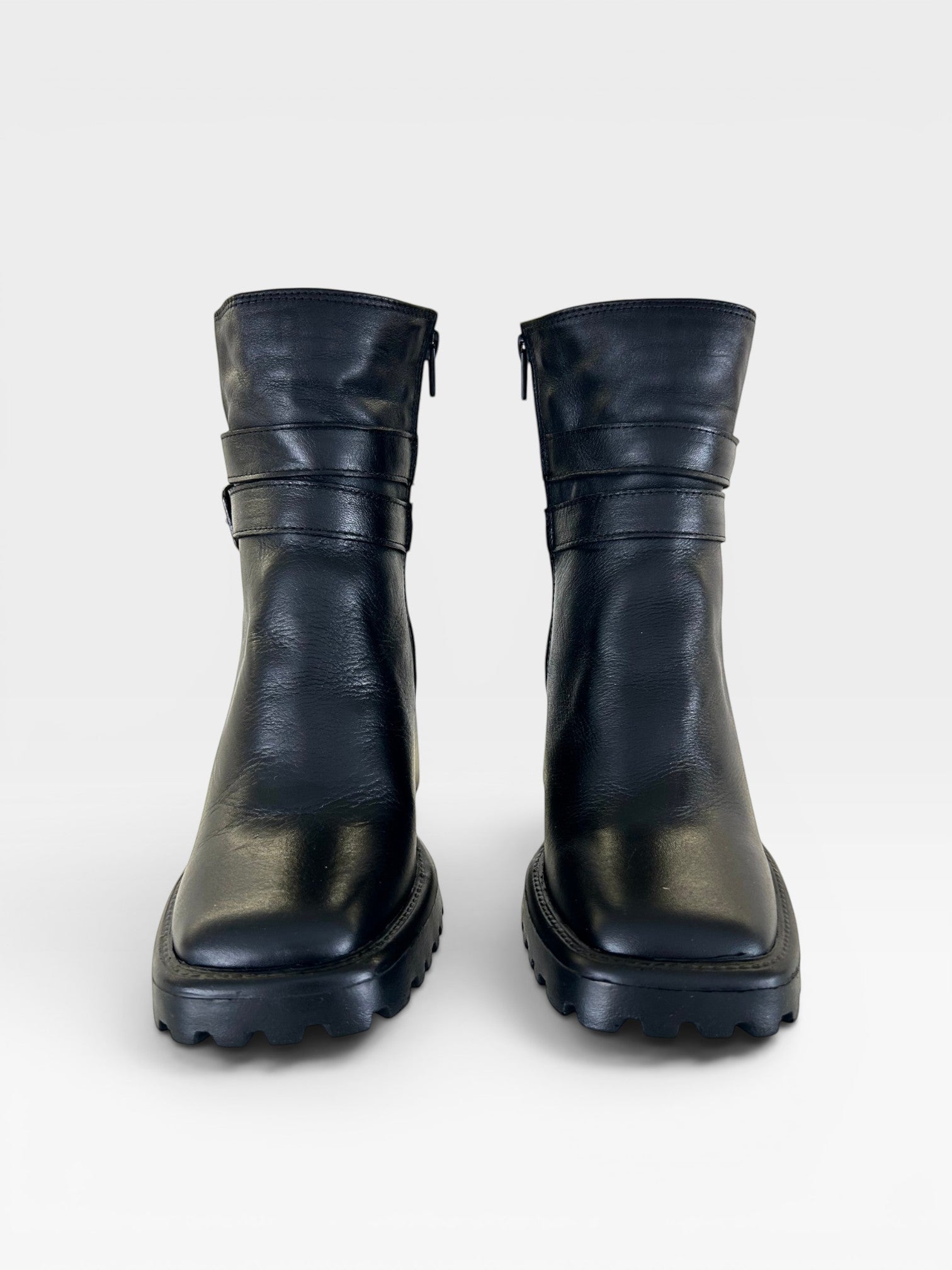 Bota Beyou Shoes Trento preta em couro com cano médio, bico quadrado e solado tratorado robusto