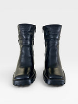 Bota Beyou Shoes Trento preta em couro com cano médio, bico quadrado e solado tratorado robusto