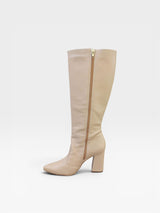 Bota Beyou Shoes Vicenza cano longo na cor bistrô em napa com salto bloco de 9 cm e fechamento lateral por zíper